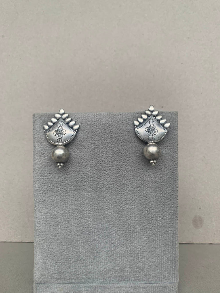 E1509  Maahru Silver Earrings