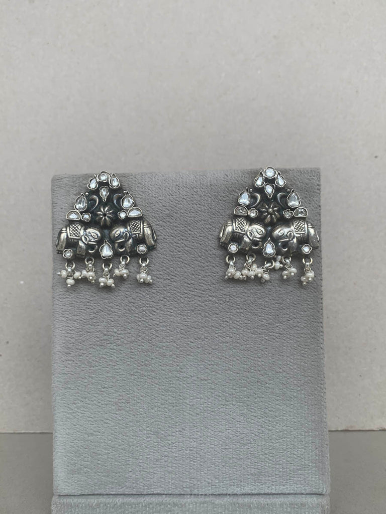 E1532  Maahru Silver Earrings