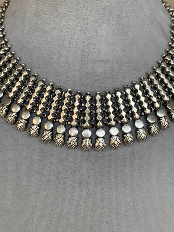 SM687 Maahru Silver Necklace