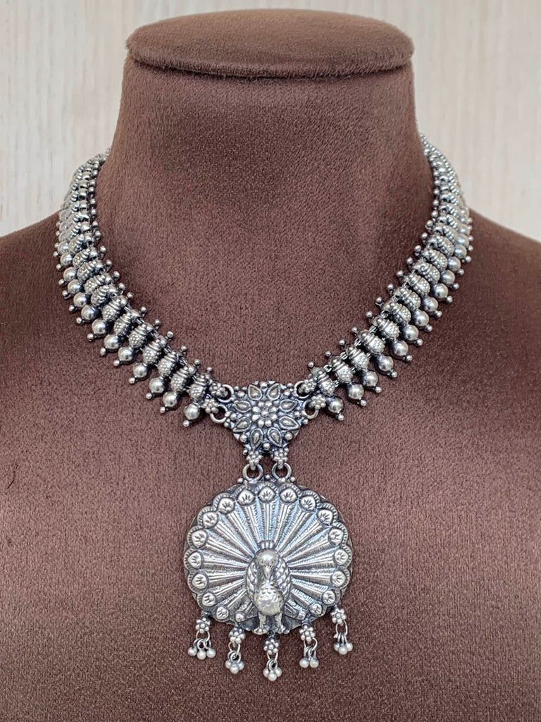 SM362 Maahru Silver Necklace