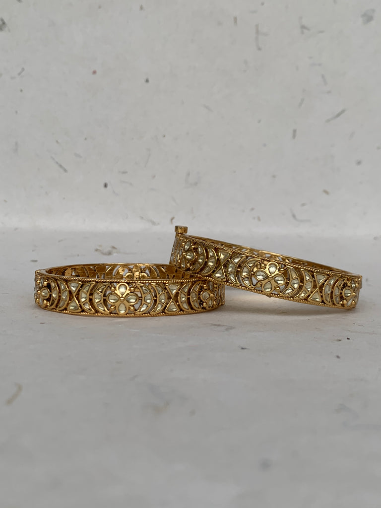 MB807 White Jadau Bangle